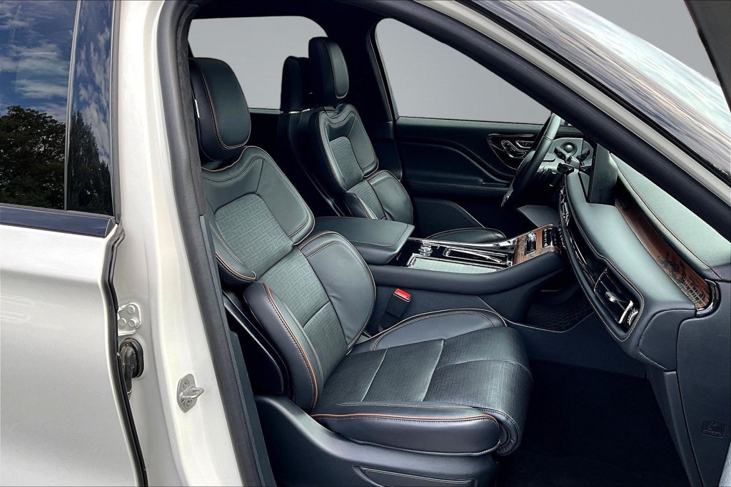 Used 2025 Lincoln Aviator Black Label w/ Jet Appearance Package AWD/4WD image 28