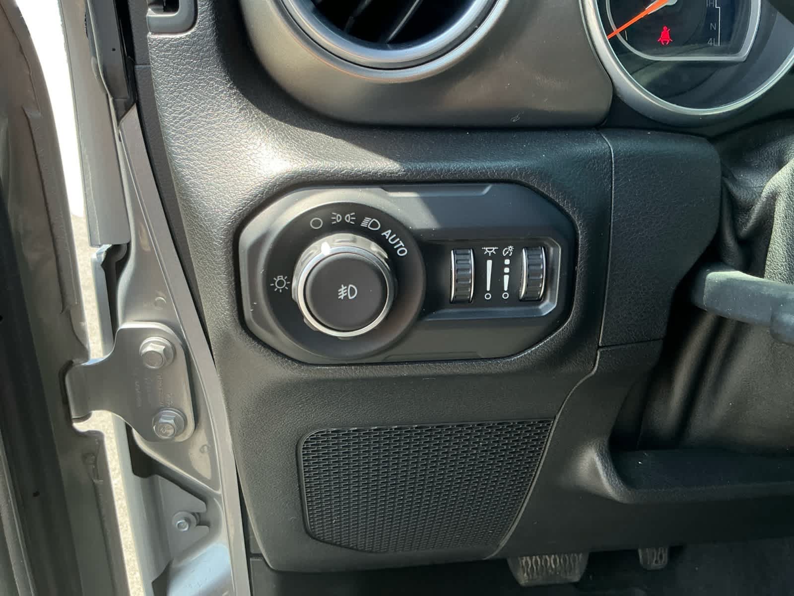 Used 2018 Jeep Wrangler Unlimited Sahara w/ LED Lighting Group AWD/4WD image 20
