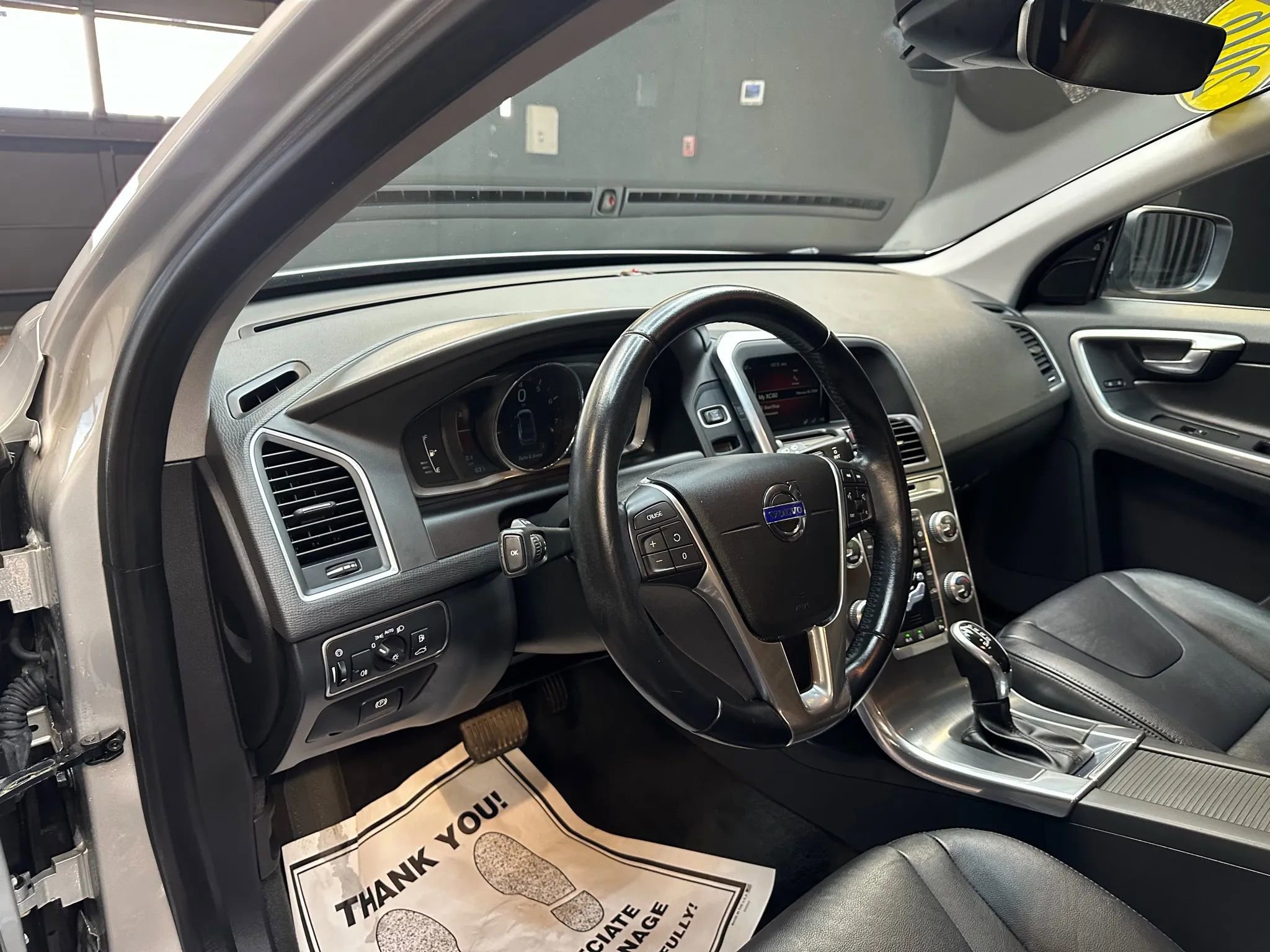 Used 2016 Volvo XC60 T6 w/ Proximity Package image 12