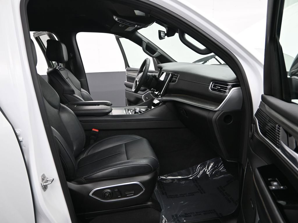 Used 2024 Jeep Wagoneer L Series II w/ Flexible Seating Group image 17