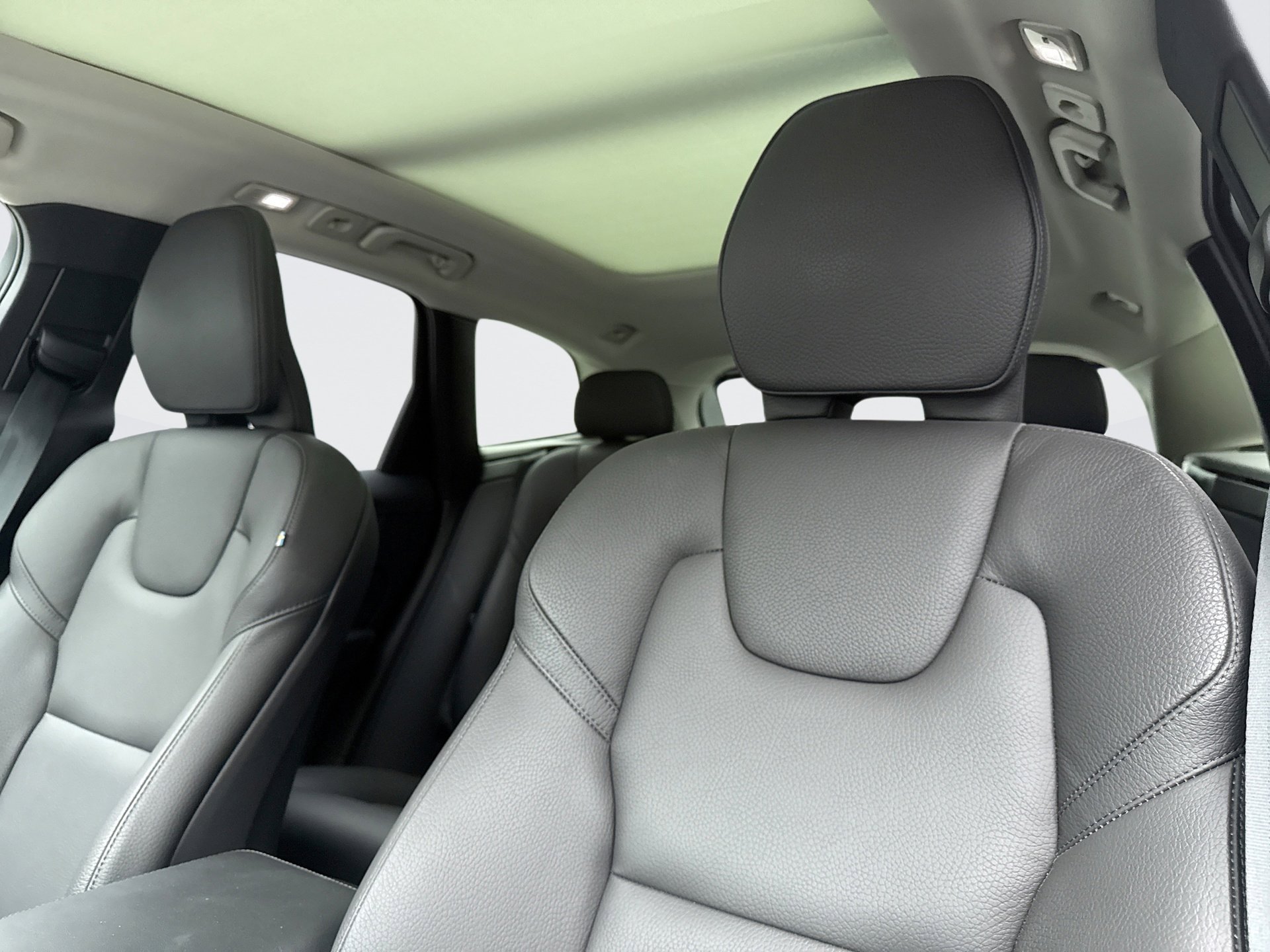 Used 2025 Volvo XC60 B5 Plus image 10
