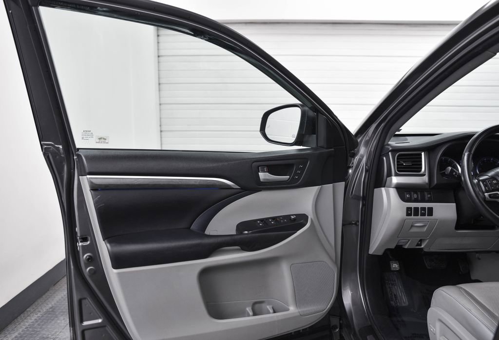 Used 2018 Toyota Highlander image 9