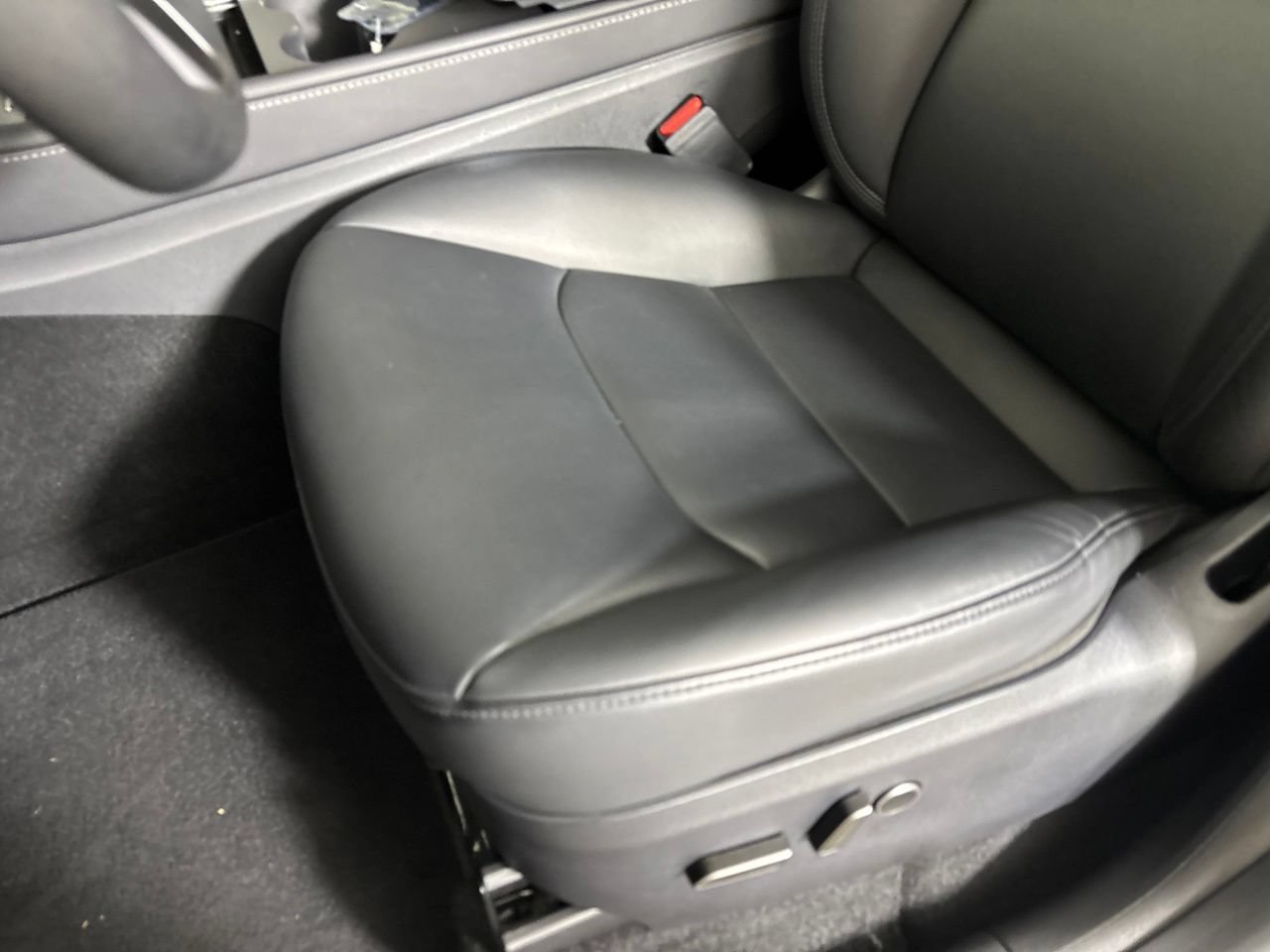 Used 2025 Tesla Model Y Long Range RWD image 8