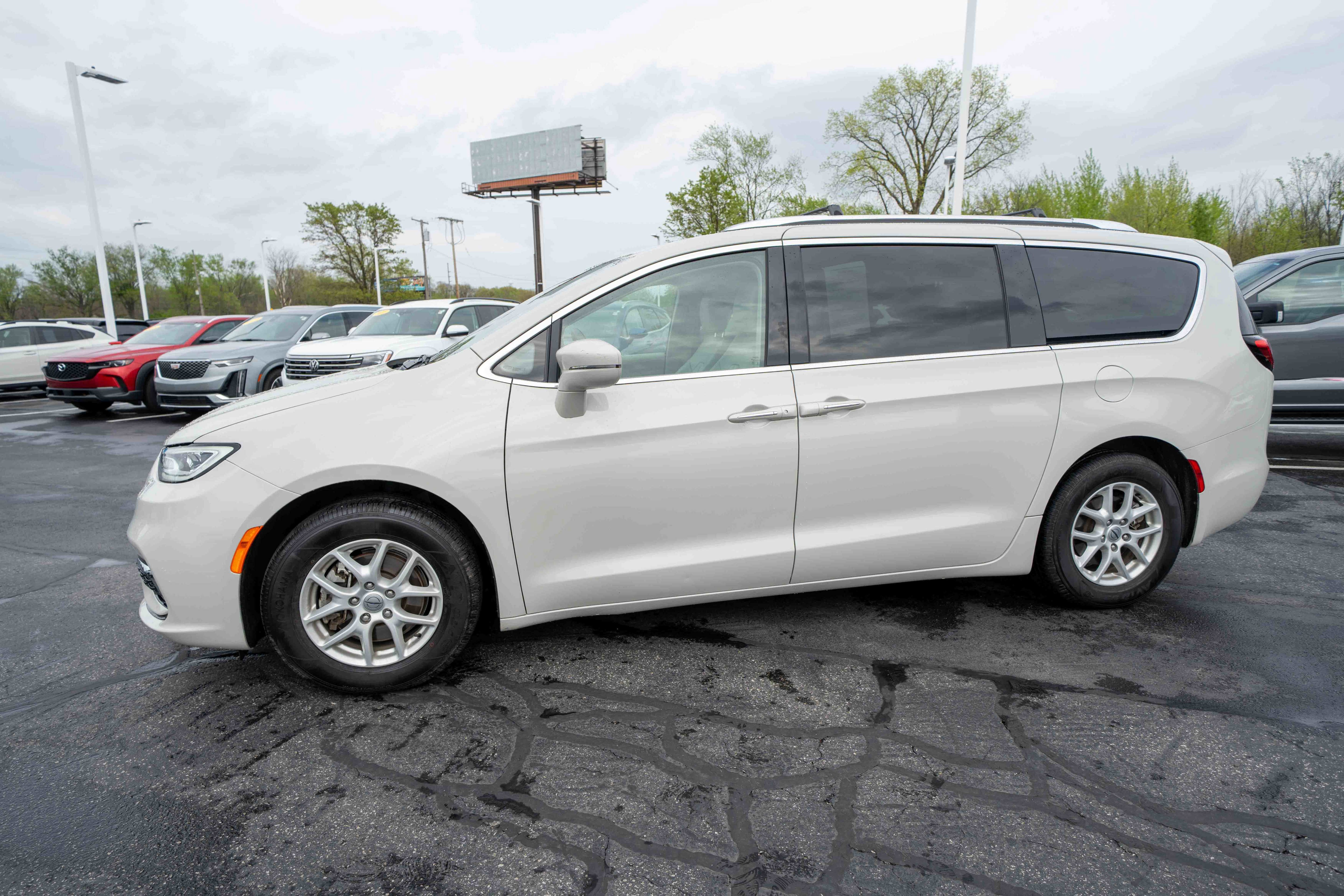 Used 2021 Chrysler Pacifica Touring-L FWD image 3