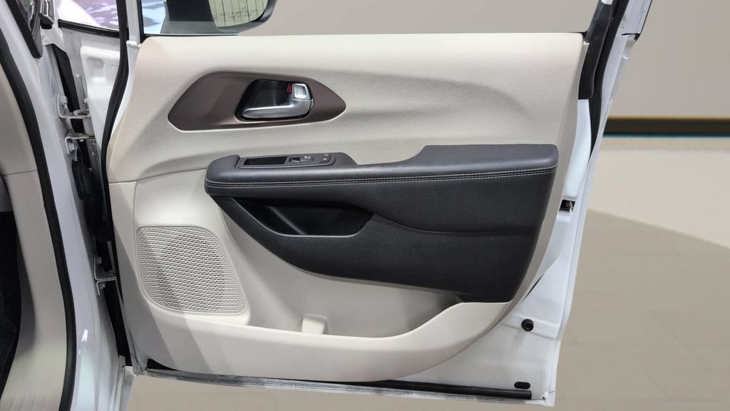 Used 2023 Chrysler Voyager LX FWD image 23