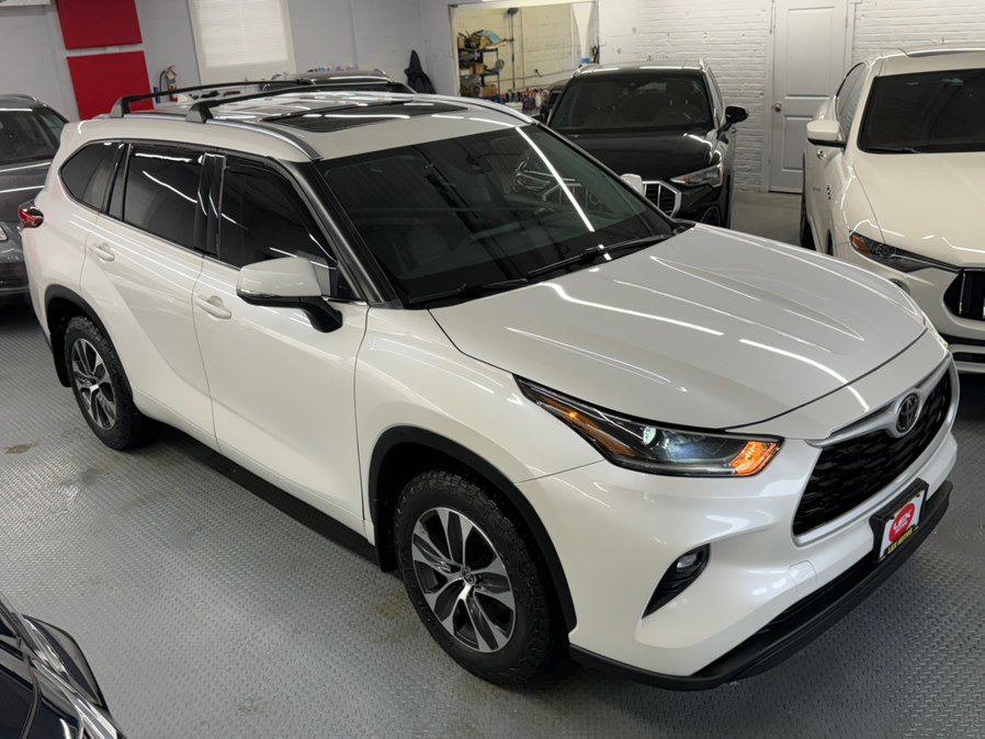 Used 2021 Toyota Highlander XLE AWD/4WD image 17