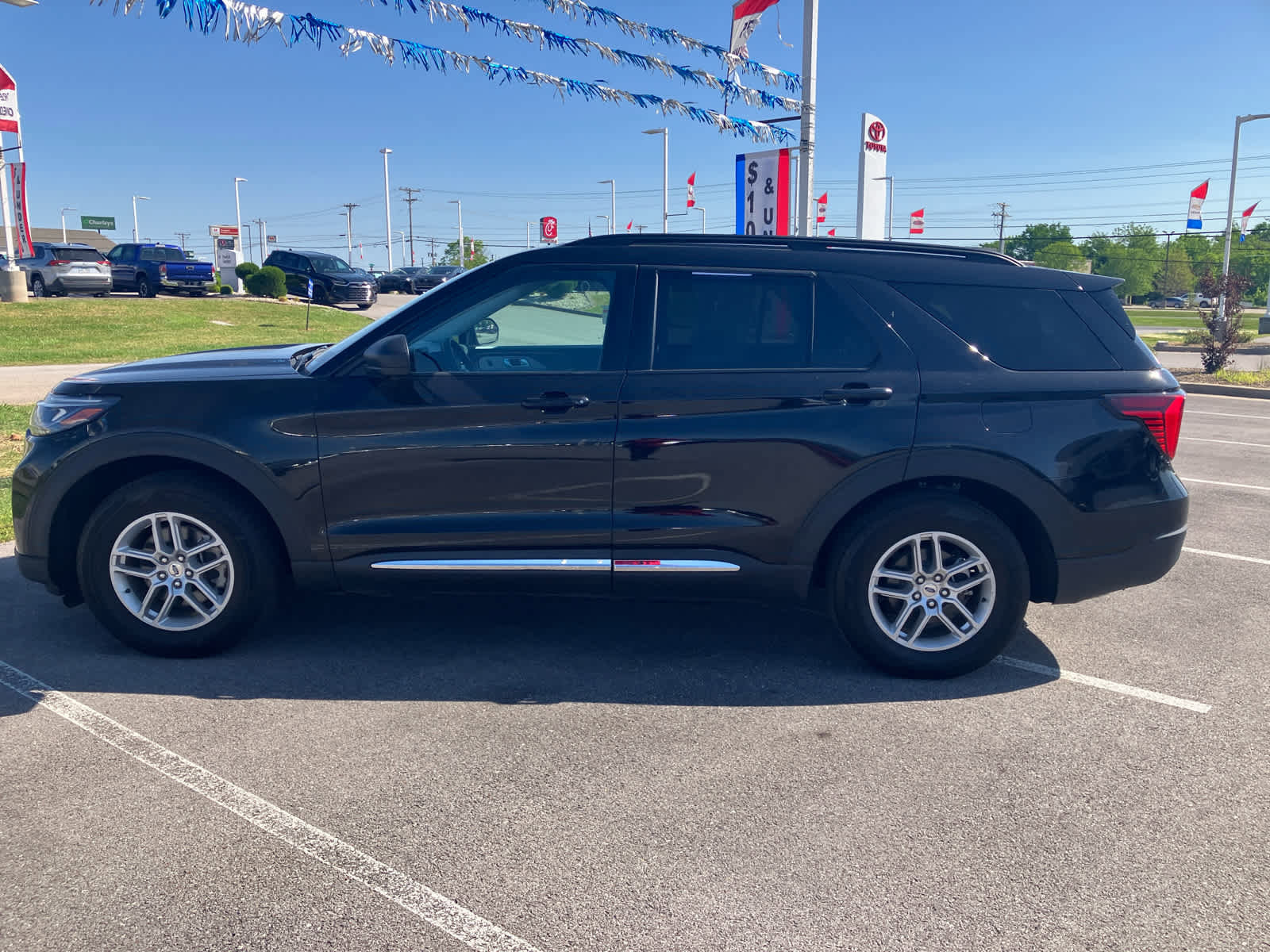 Used 2025 Ford Explorer Active RWD image 4