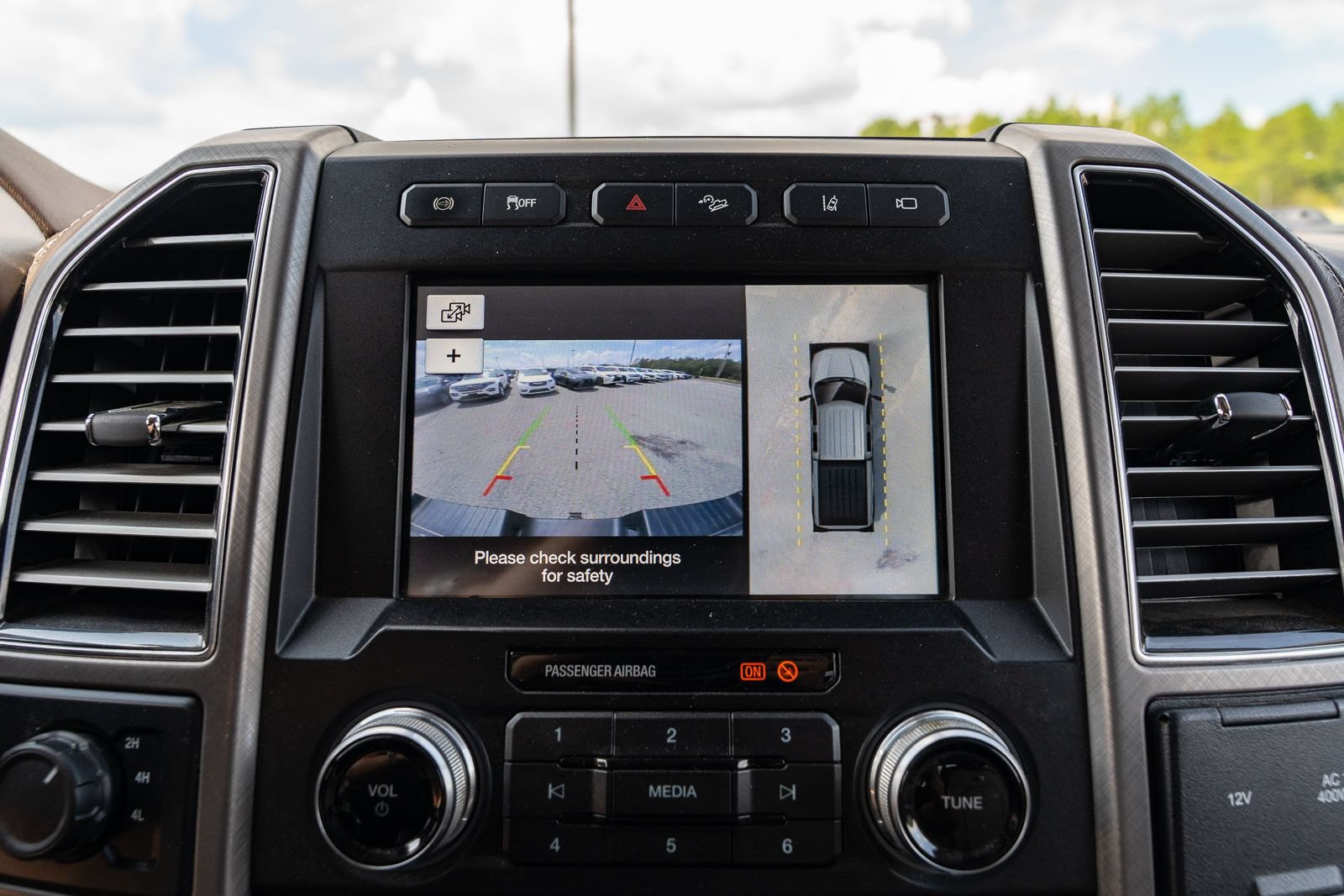 Certified 2019 Ford F250 Limited w/ FX4 Off-Road Package AWD/4WD image 32