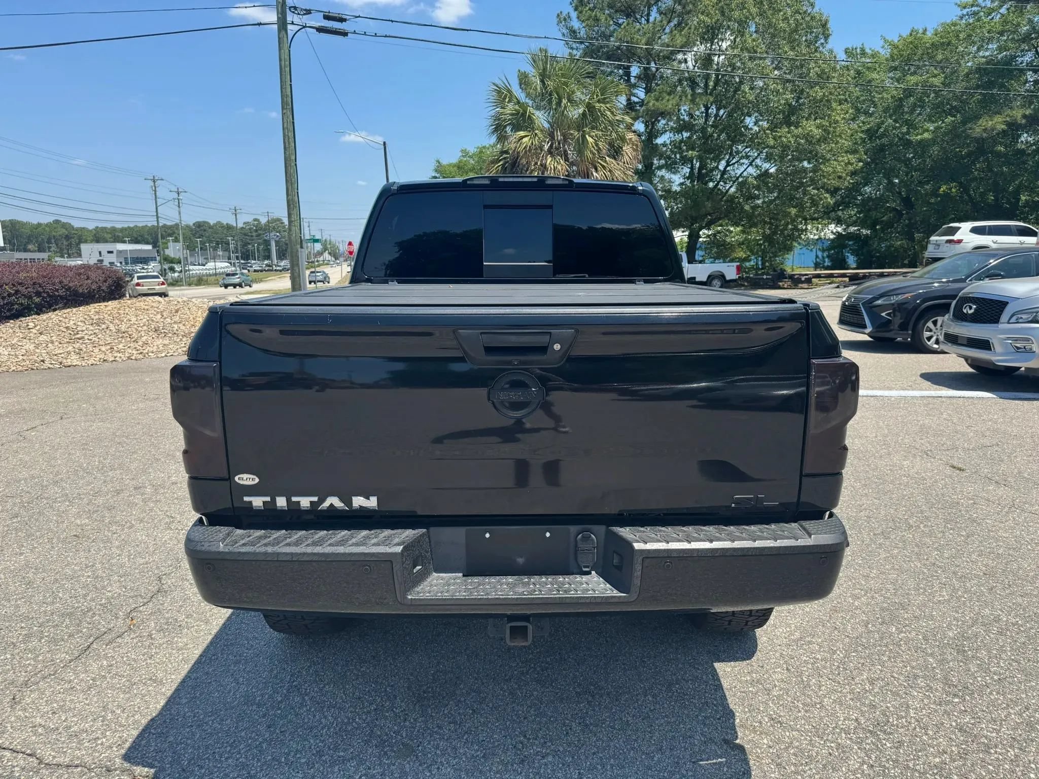 Used 2017 Nissan Titan SL w/ SL Towing Convenience Package RWD image 9