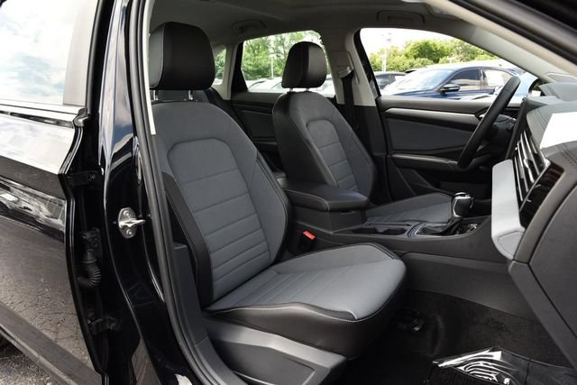 Certified 2025 Volkswagen Jetta SE w/ Sunroof Package FWD image 21
