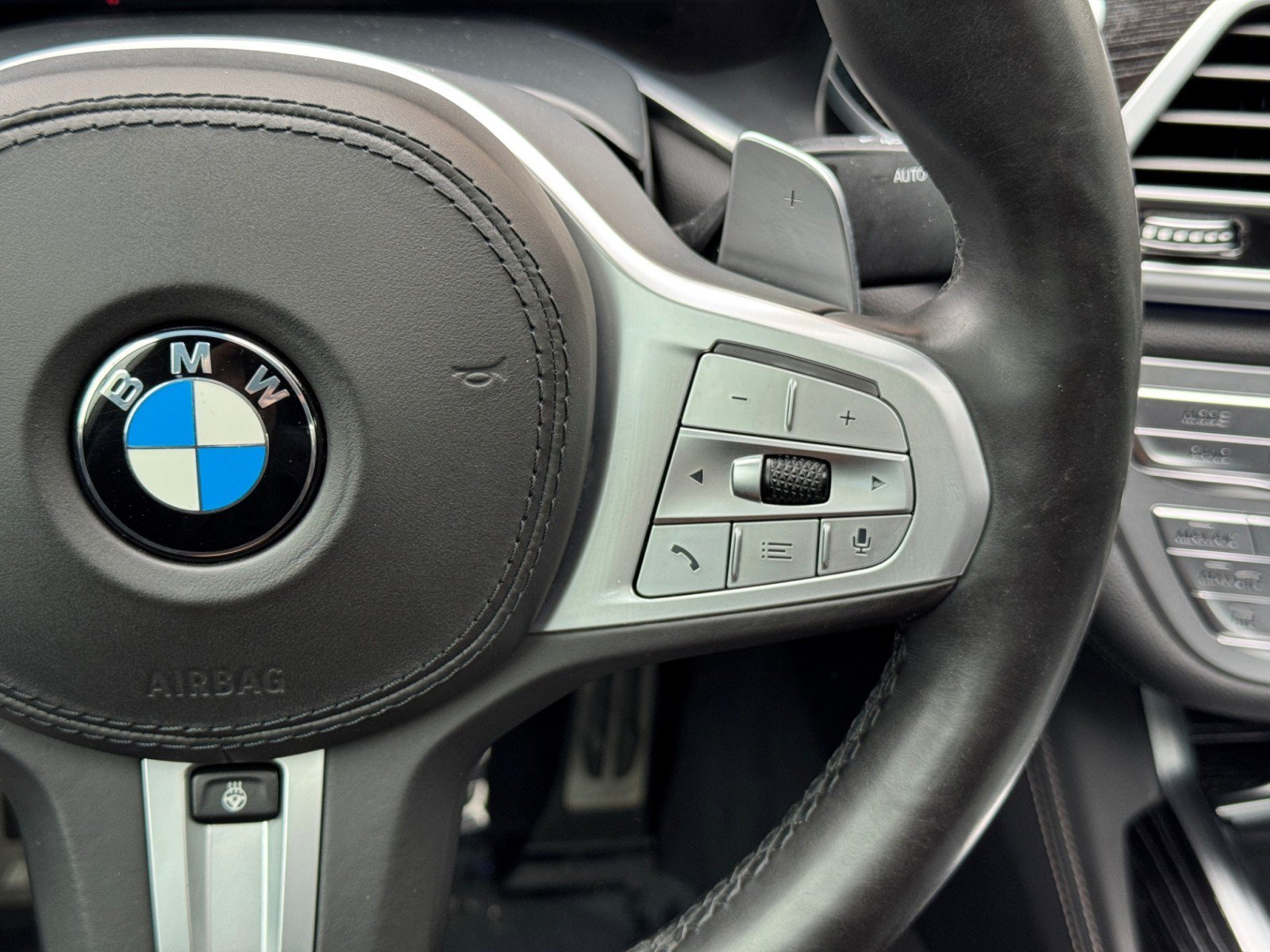 Used 2020 BMW 750i xDrive w/ Executive Package AWD/4WD image 25