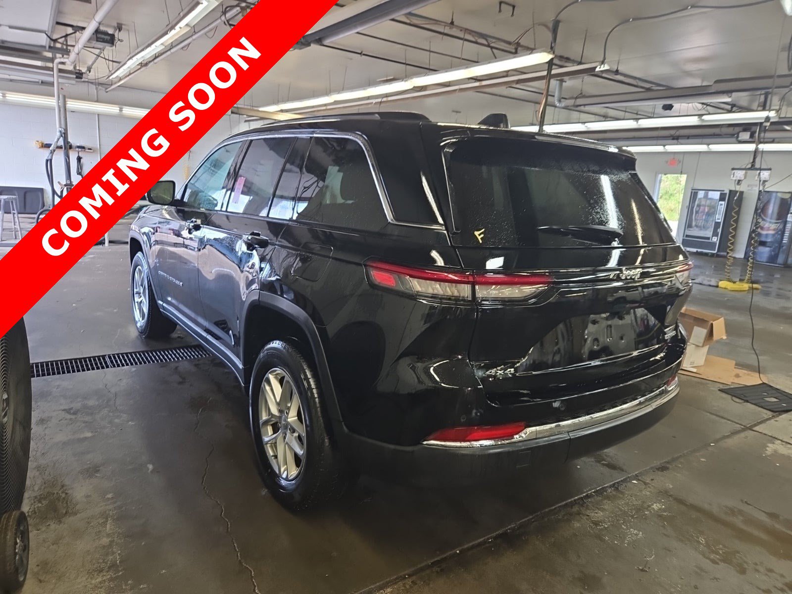Used 2023 Jeep Grand Cherokee Laredo AWD/4WD image 4