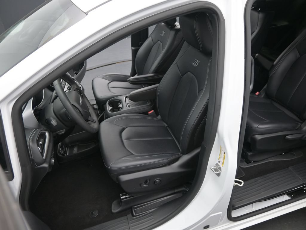 Used 2024 Chrysler Pacifica Limited FWD image 20