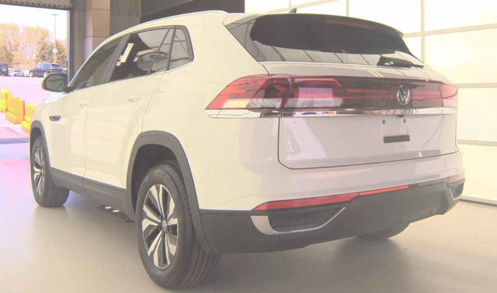 Used 2025 Volkswagen Atlas Cross Sport SE FWD image 4