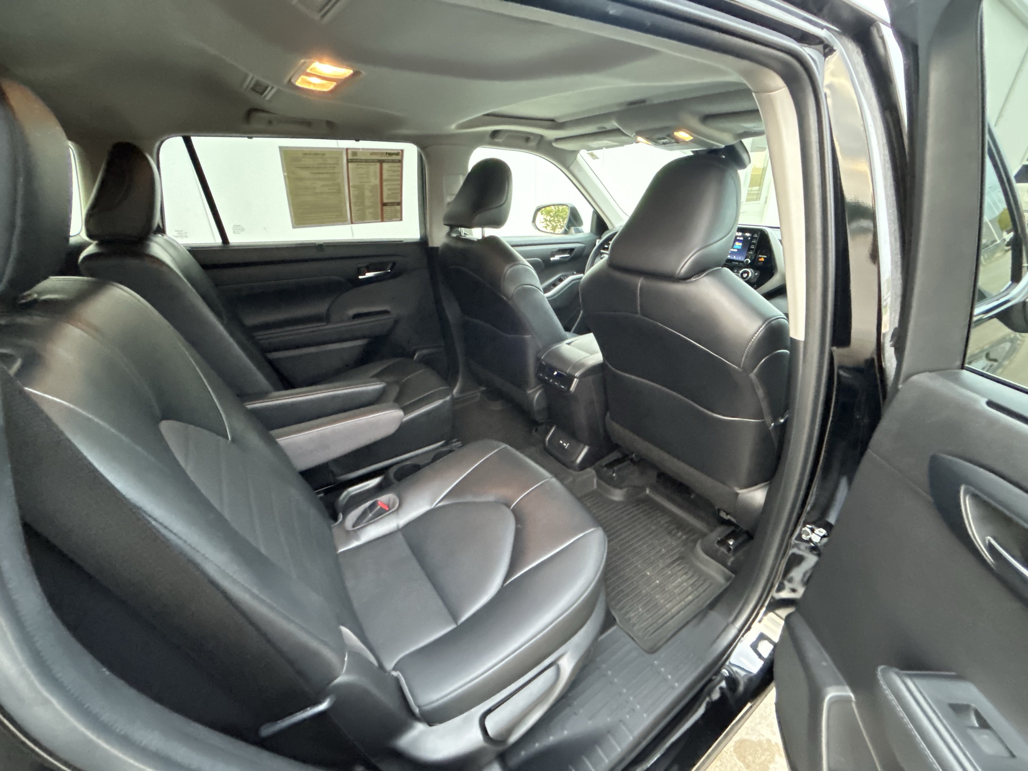 Used 2022 Toyota Highlander XLE AWD/4WD image 14