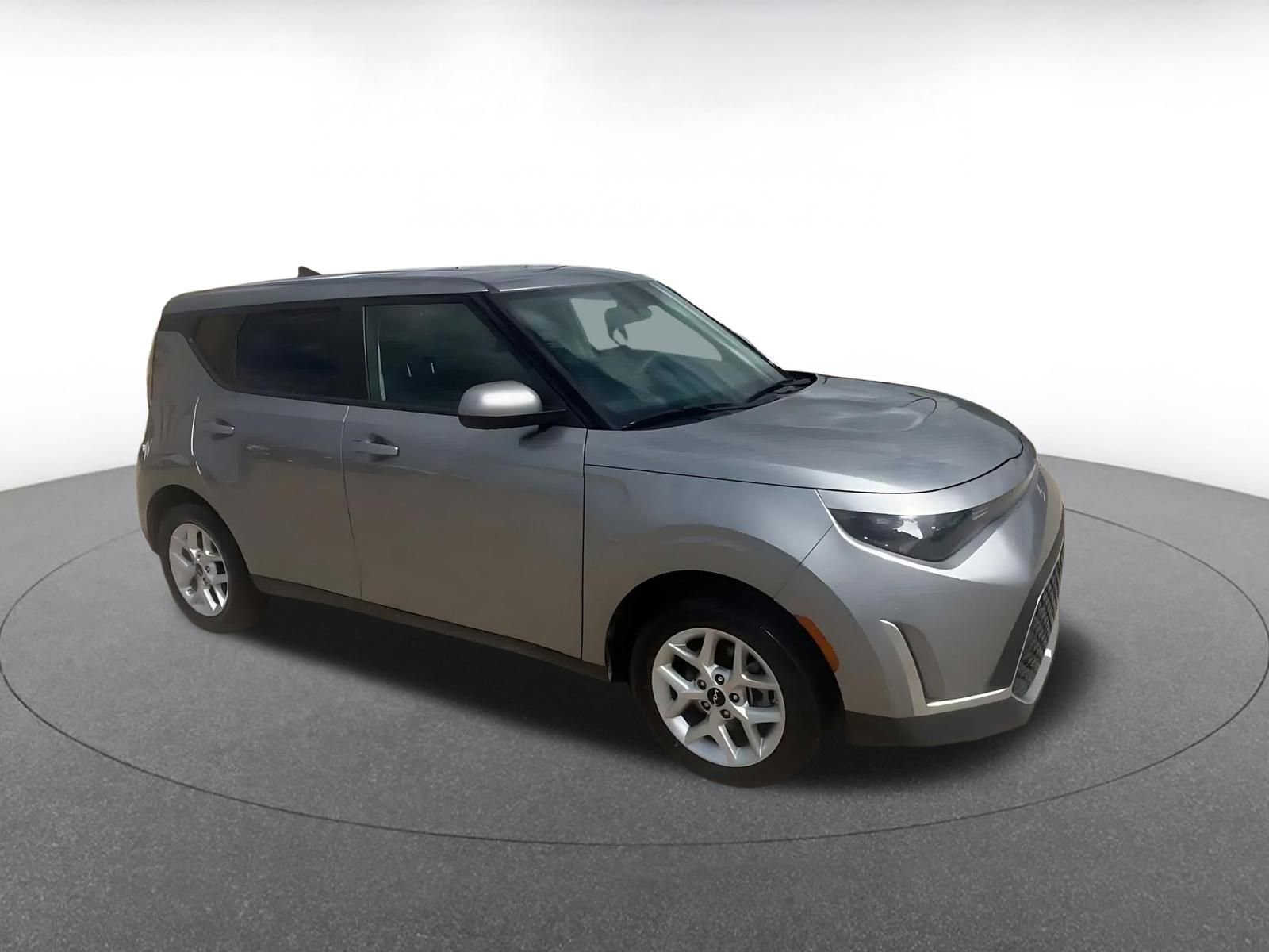 Used 2025 Kia Soul LX w/ LX Technology Package FWD image 2