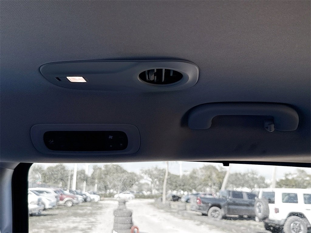 Used 2017 Chrysler Pacifica Touring-L image 27