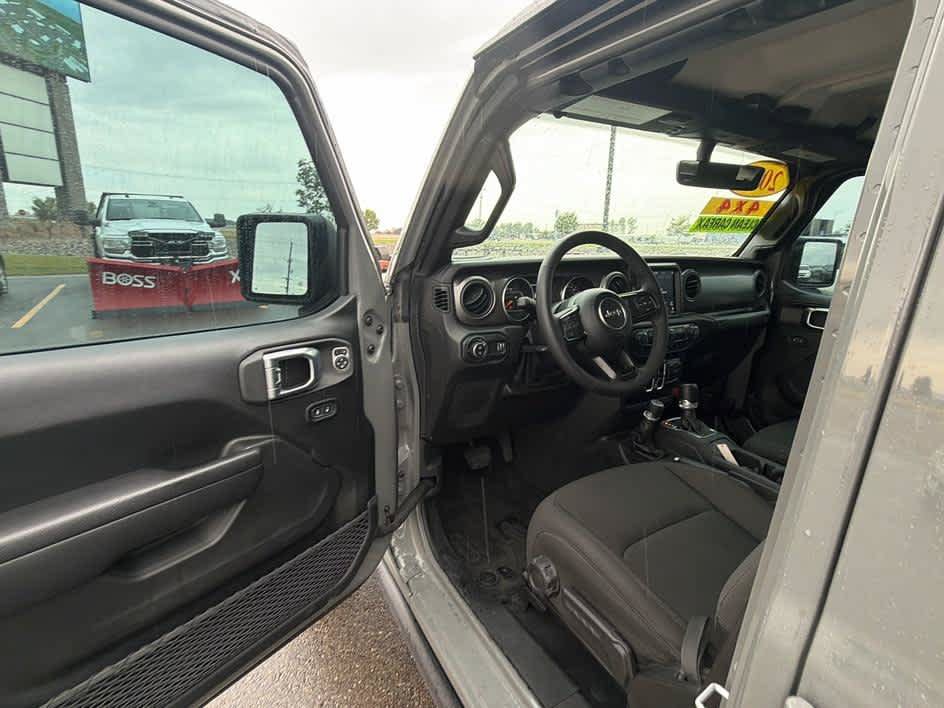Used 2023 Jeep Gladiator Sport AWD/4WD image 11
