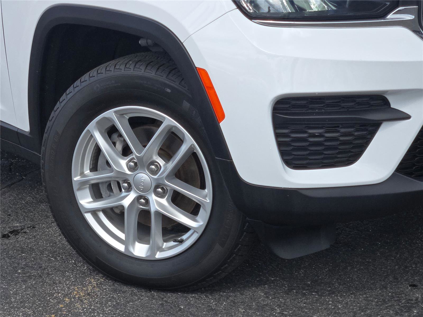 Certified 2024 Jeep Grand Cherokee Laredo X image 4
