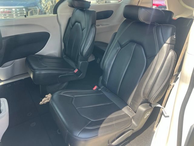 Used 2023 Chrysler Pacifica Touring-L FWD image 5