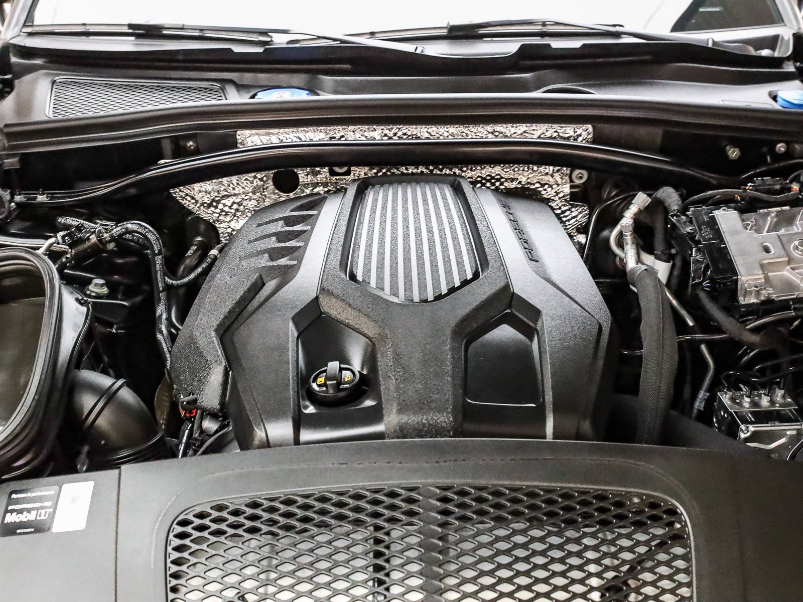 Certified 2025 Porsche Macan Turbo AWD/4WD image 32