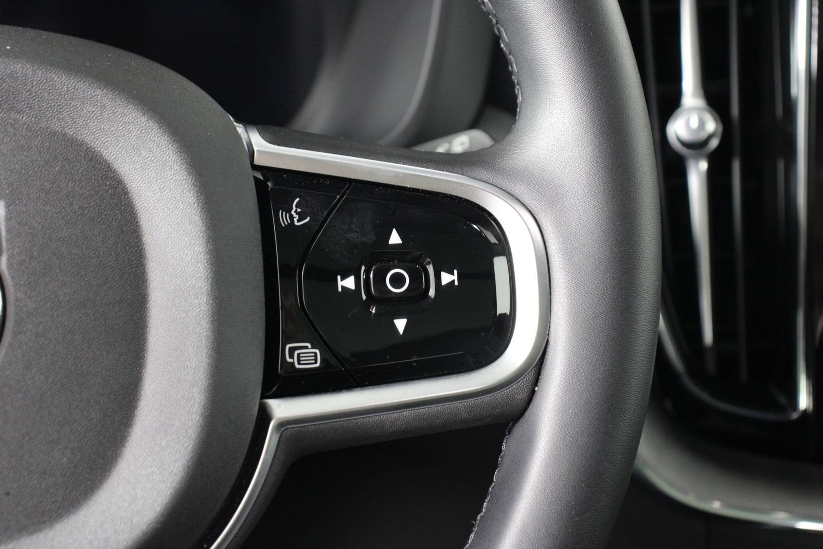 Certified 2025 Volvo XC60 B5 Plus AWD/4WD image 11