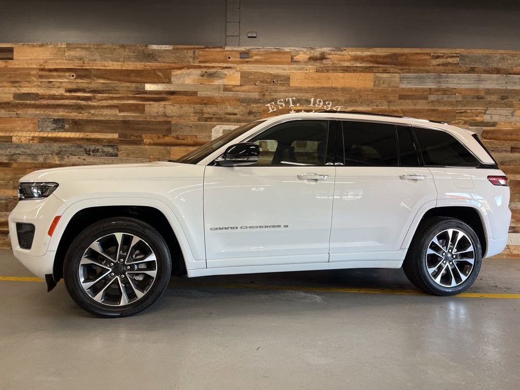 Used 2022 Jeep Grand Cherokee Overland w/ Luxury Tech Group IV AWD/4WD image 16