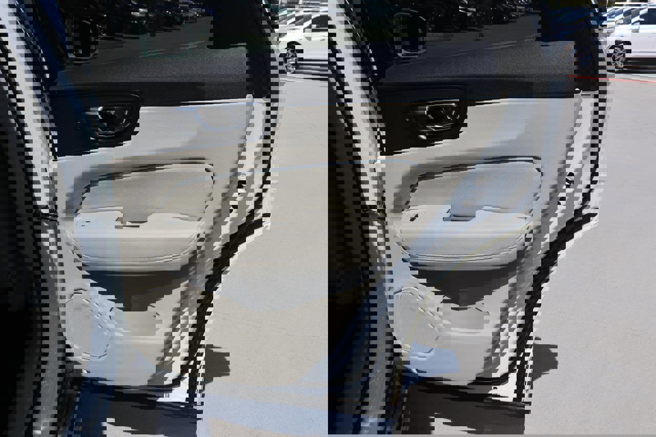 Used 2018 Volvo XC60 T6 Momentum w/ Convenience Package image 14