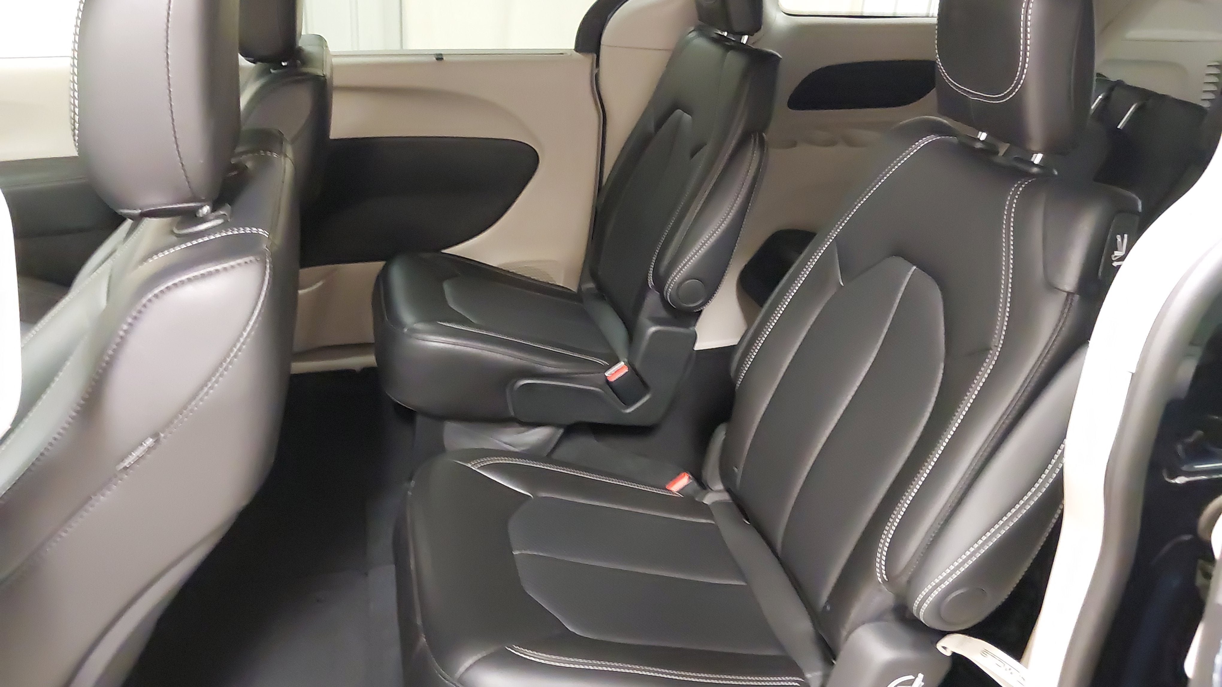 Used 2024 Chrysler Pacifica Touring-L FWD image 37