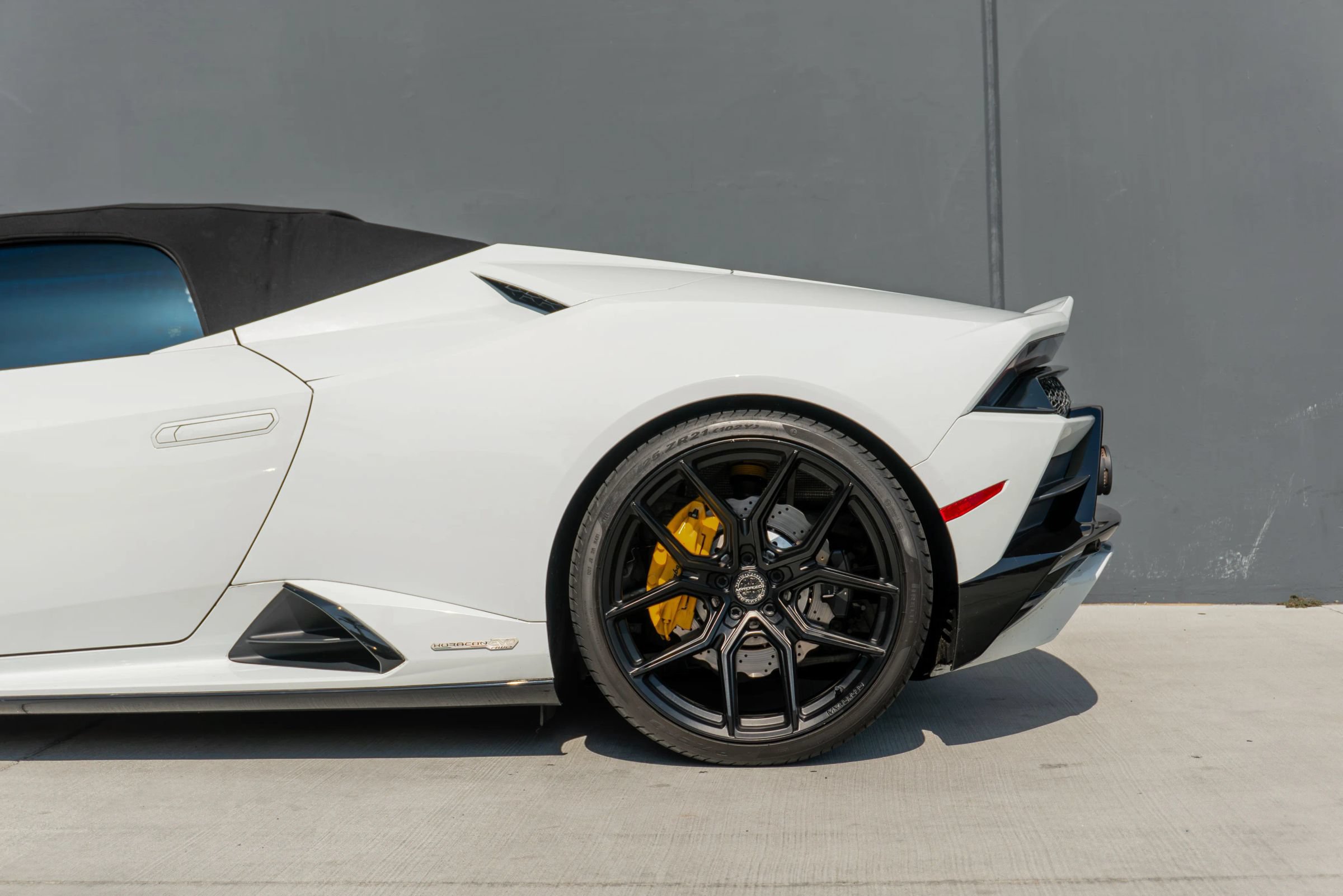 Used 2021 Lamborghini Huracan EVO RWD image 19