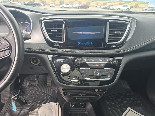 Used 2019 Chrysler Pacifica Limited w/ Advanced Safetytec Group FWD image 11