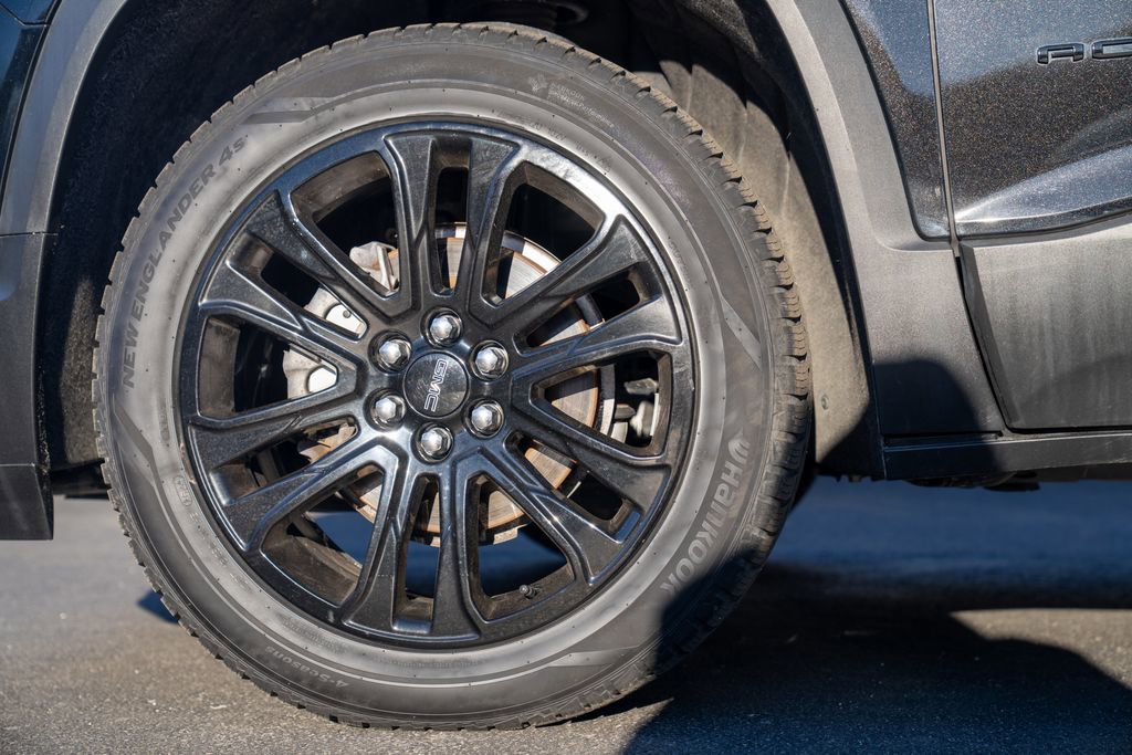 Used 2023 GMC Acadia SLT w/ Elevation Edition image 2