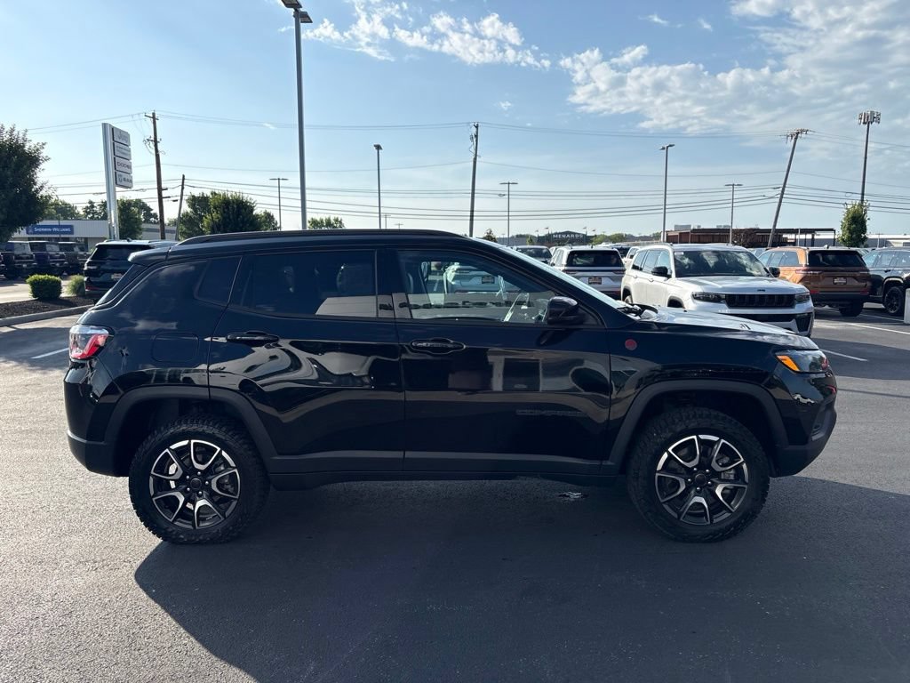 Used 2025 Jeep Compass Trailhawk AWD/4WD image 6