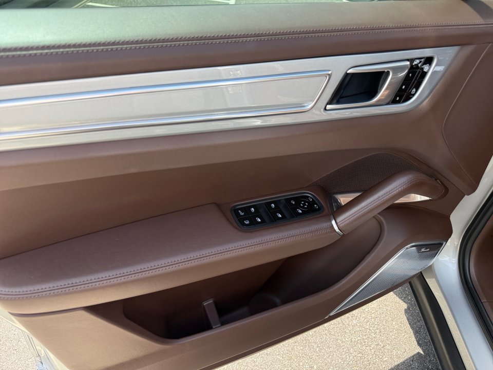 Certified 2020 Porsche Cayenne Turbo S AWD/4WD image 21