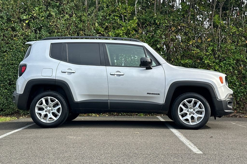 Used 2017 Jeep Renegade Latitude image 2