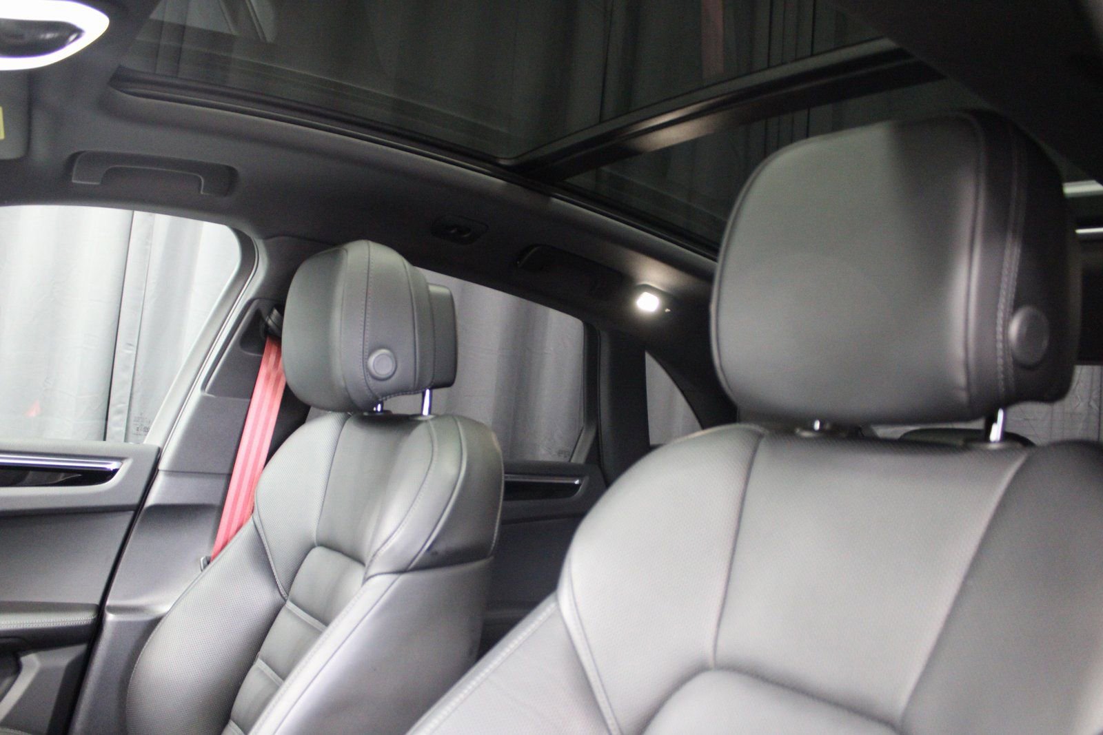 Used 2025 Porsche Macan image 5