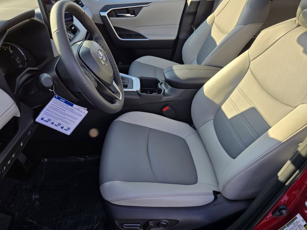 Used 2025 Toyota RAV4 XLE Premium image 33