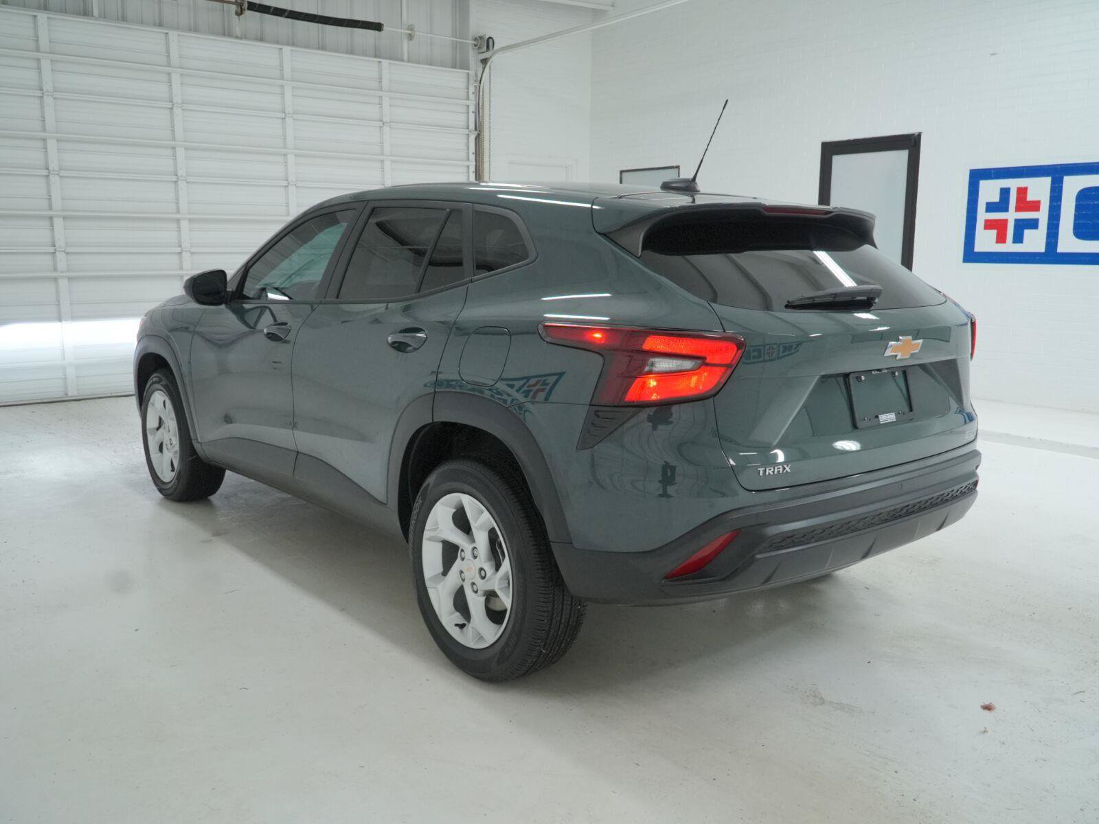 Used 2025 Chevrolet Trax LS w/ LS Convenience Package FWD image 24