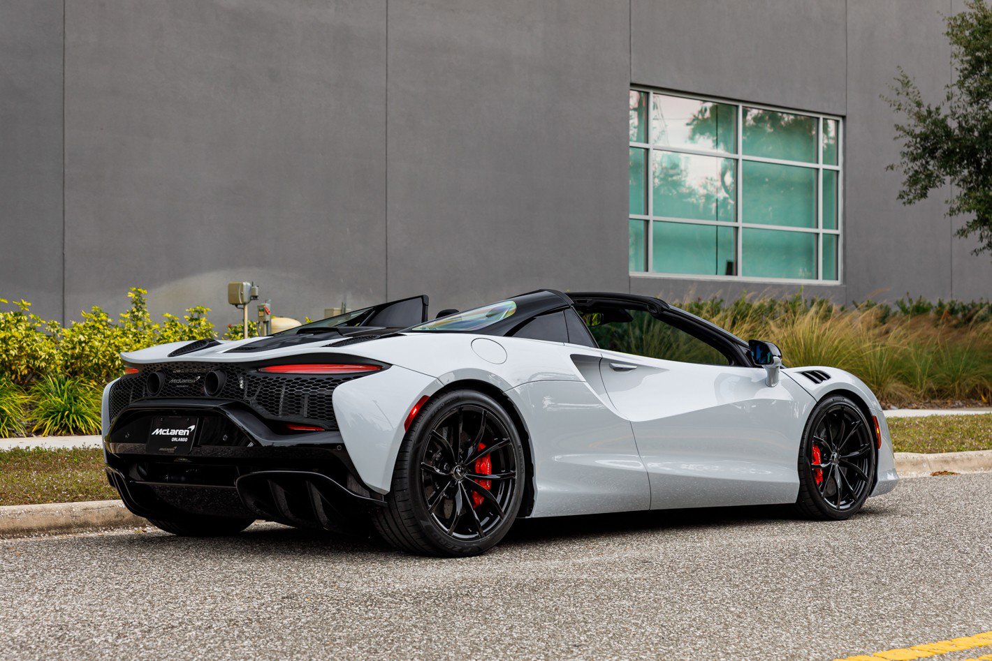 Used 2025 McLaren Artura Spider image 11
