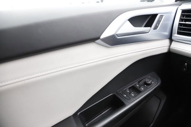Used 2025 Volkswagen Taos SE w/ Panoramic Sunroof Package image 23
