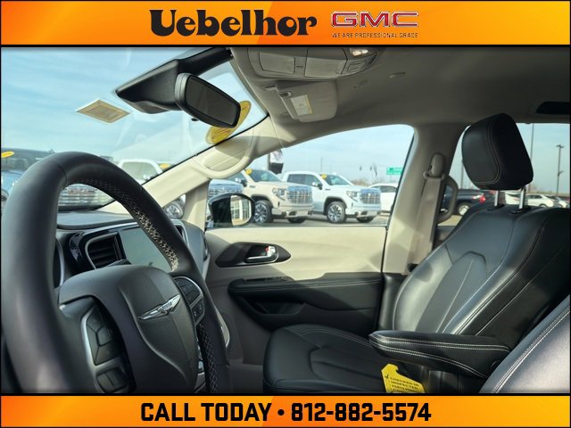 Used 2024 Chrysler Pacifica Touring-L image 26