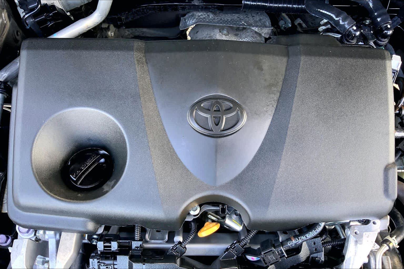 Used 2021 Toyota RAV4 XLE FWD image 32