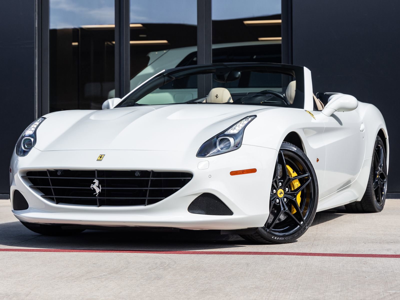 Used 2015 Ferrari California T RWD image 1