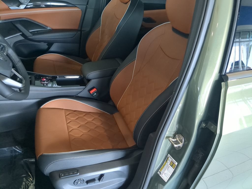 New 2026 Volkswagen Tiguan SEL R-Line AWD/4WD image 18