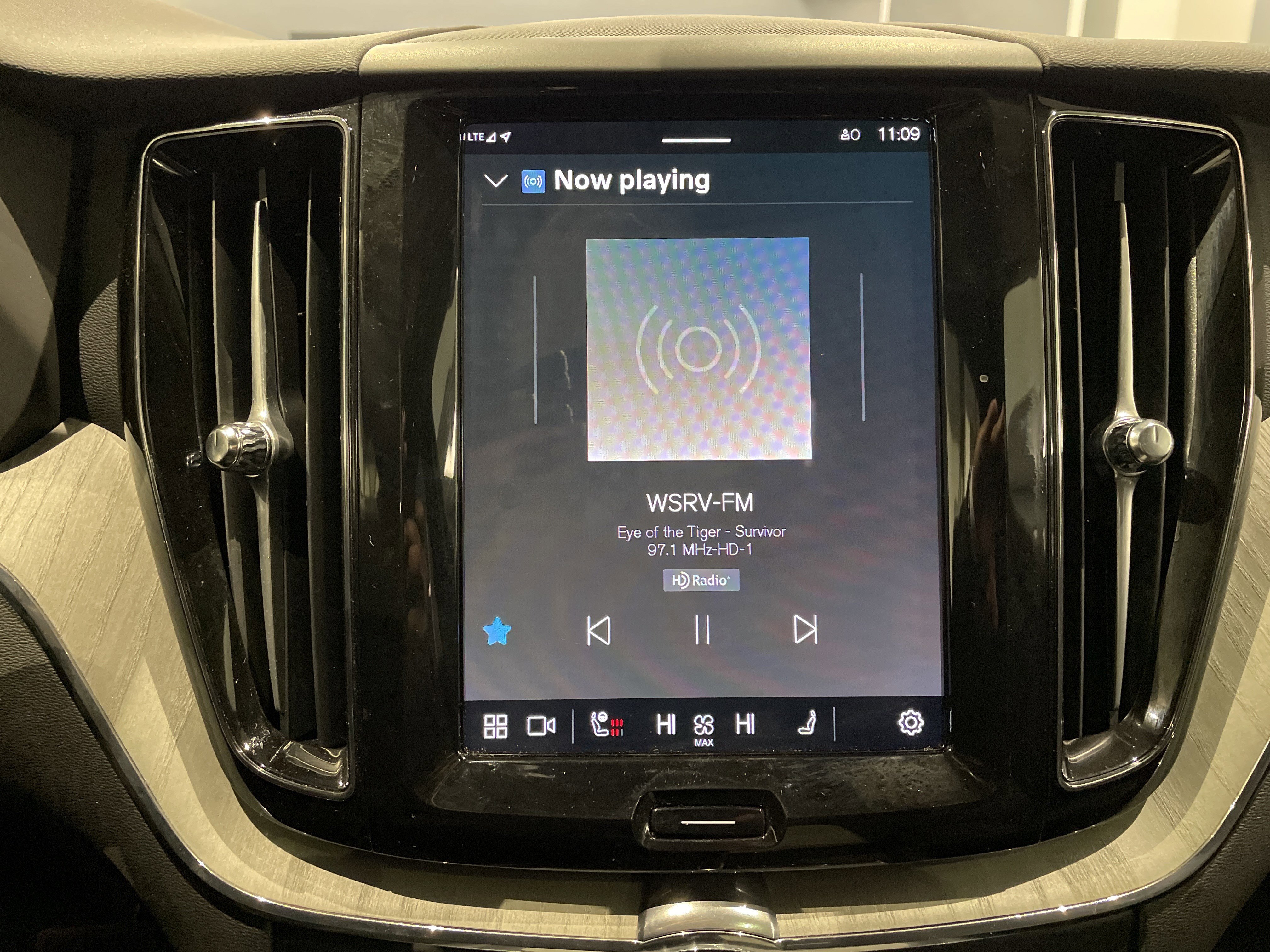 Used 2025 Volvo XC60 B5 Plus image 27