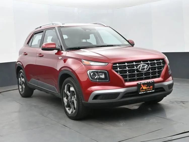 Used 2025 Hyundai Venue SEL image 2