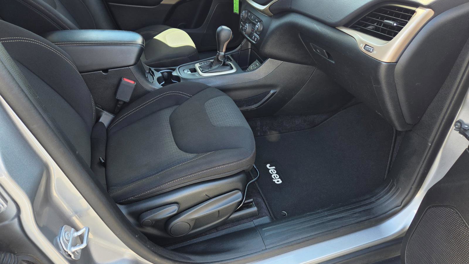 Used 2017 Jeep Cherokee Latitude w/ Safety/Convenience Group image 37