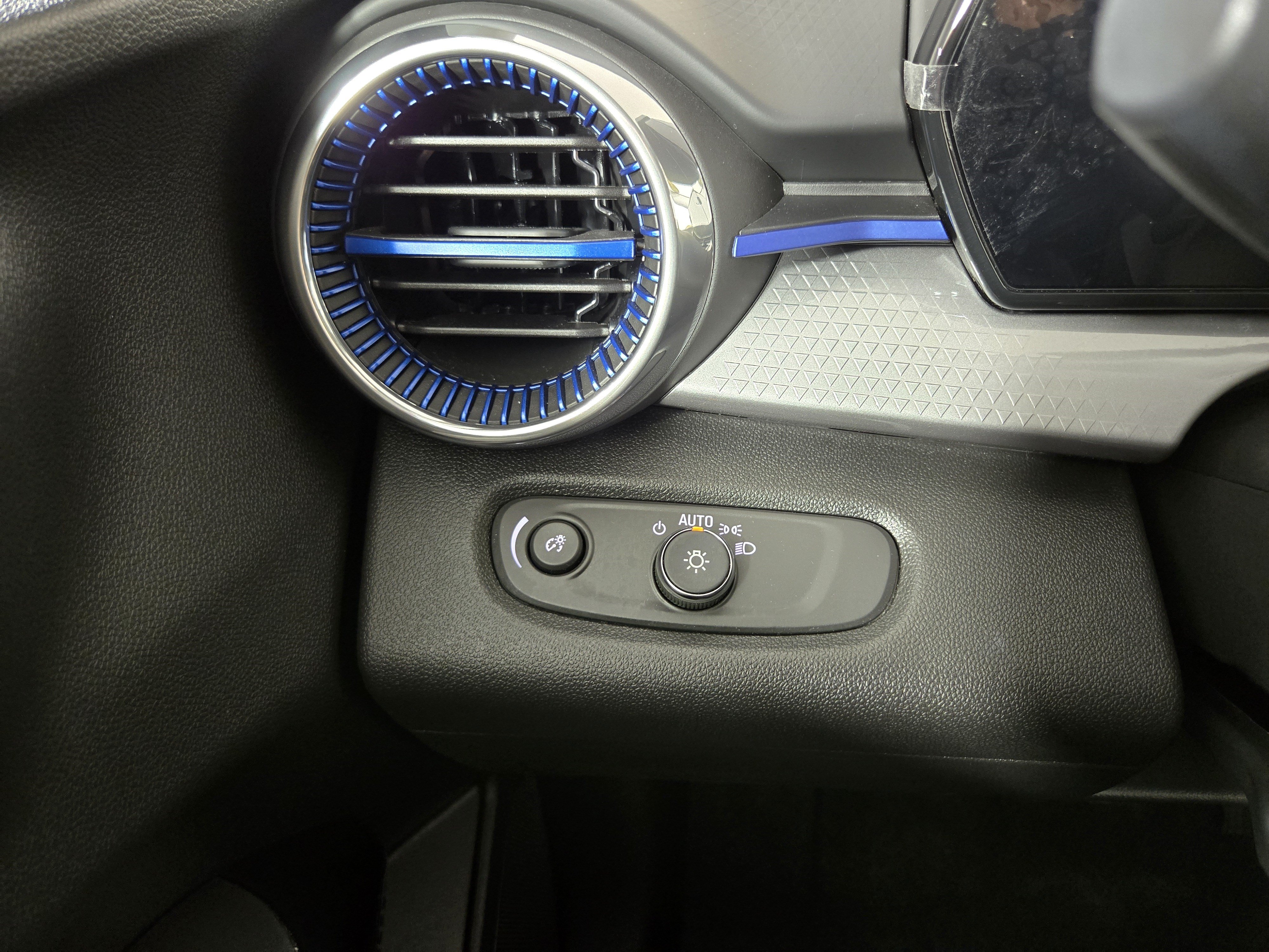 Certified 2025 Chevrolet Trax LT w/ LT Convenience Package FWD image 28