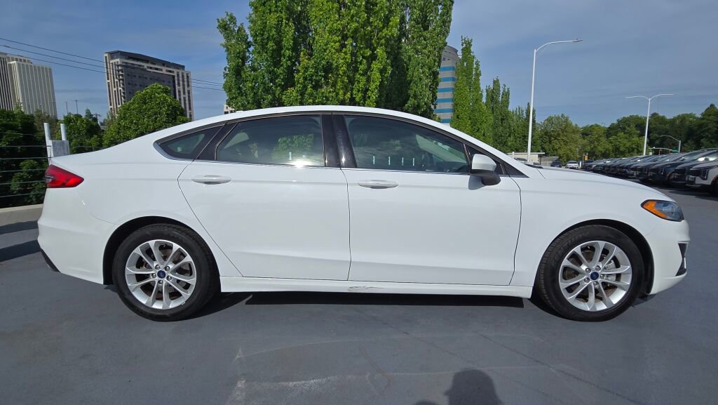 Used 2019 Ford Fusion SE FWD image 2