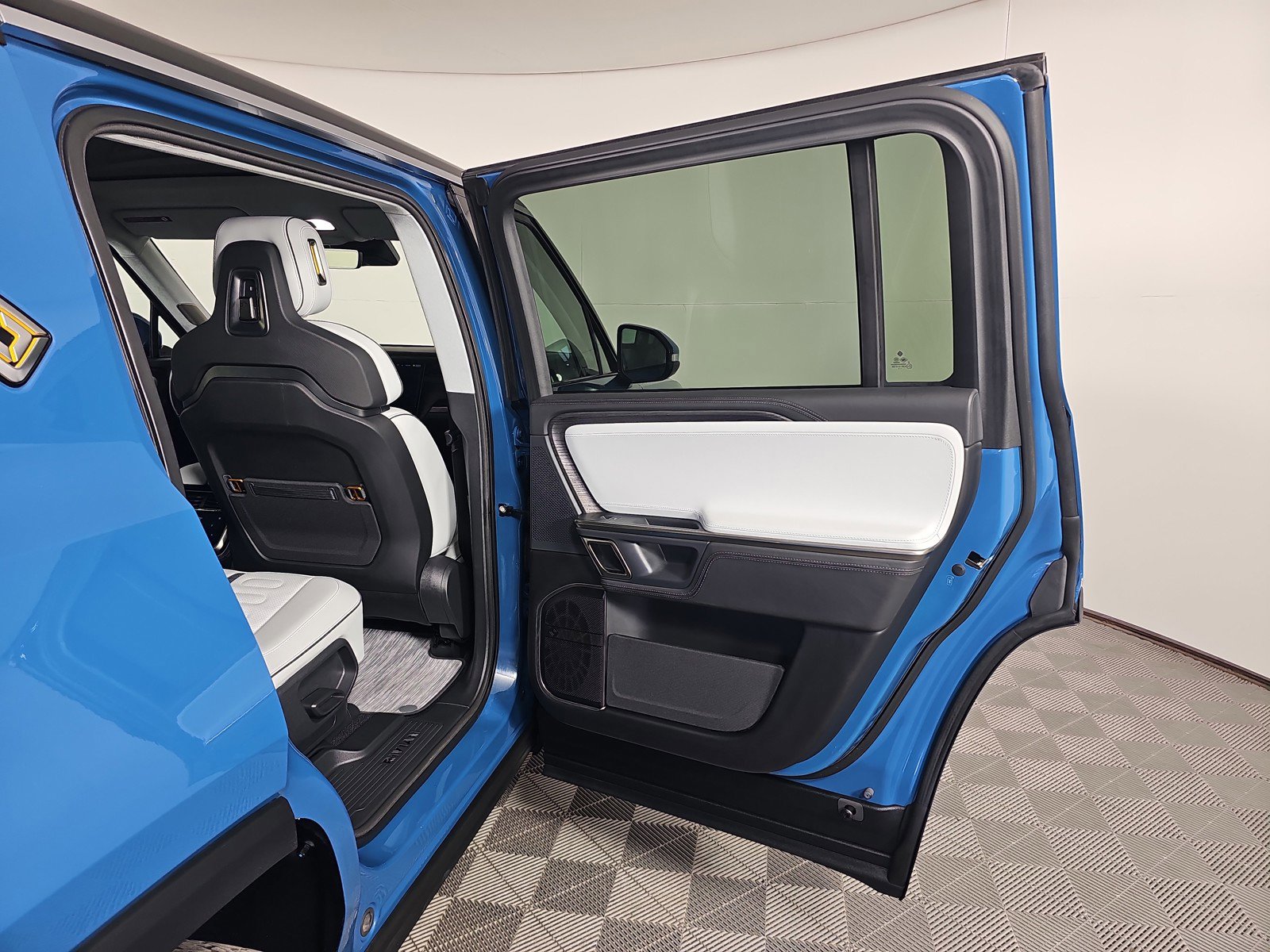 Used 2023 Rivian R1S Adventure image 20